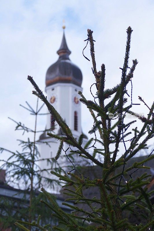 Garmisch Partenkirchen的圣诞树和教堂